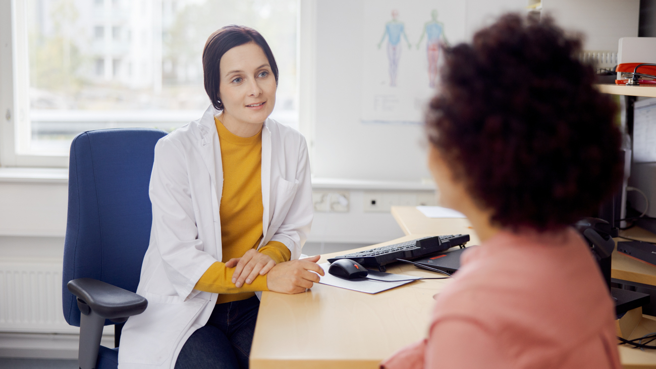 Patienten och läkaren diskuterar på mottagningen.