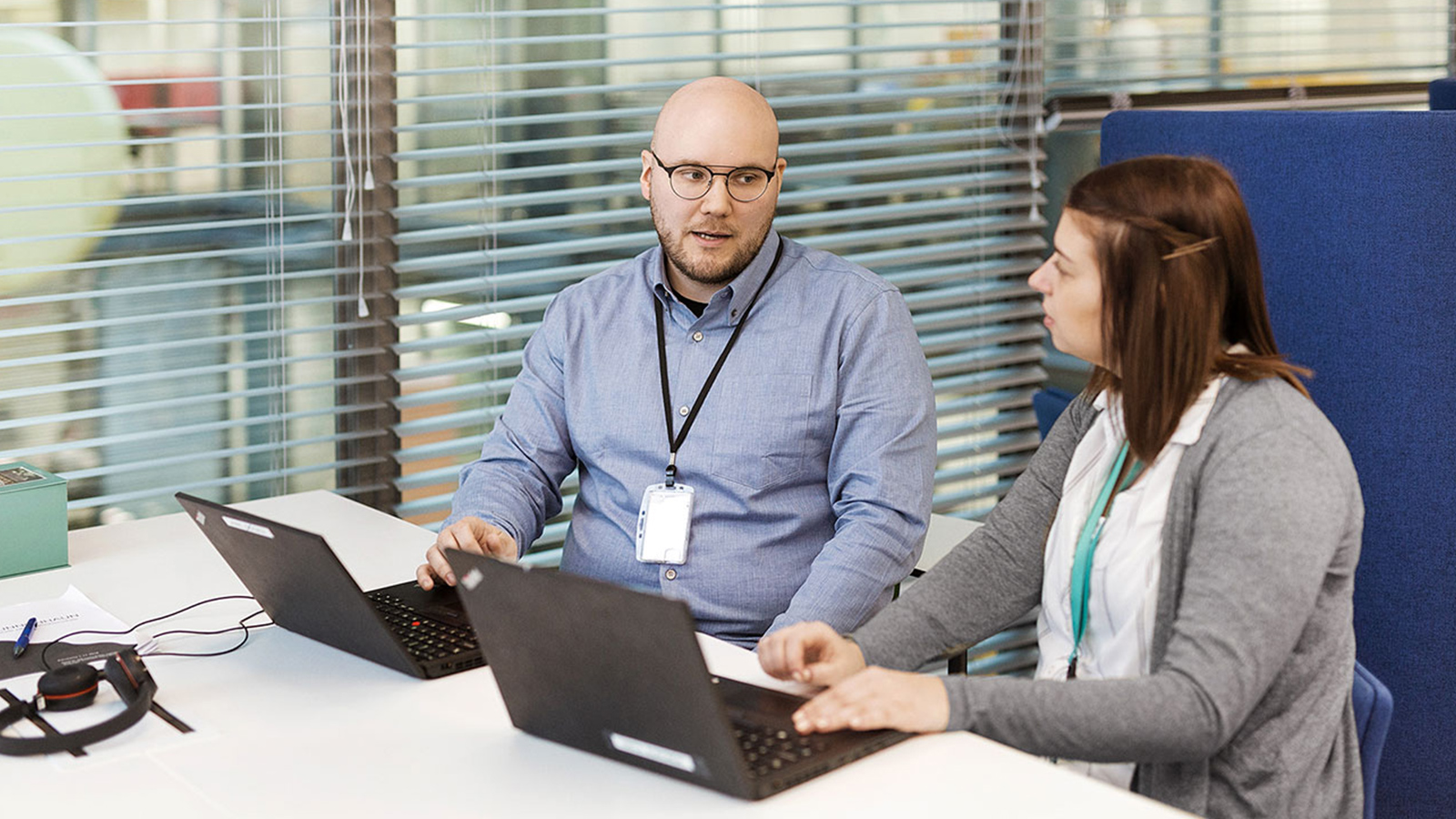 Socialvårdspersonalen diskuterar med varandra.