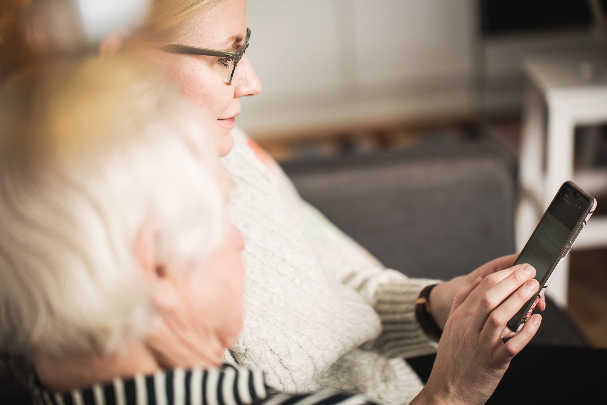 Två personer tittar på telefonen