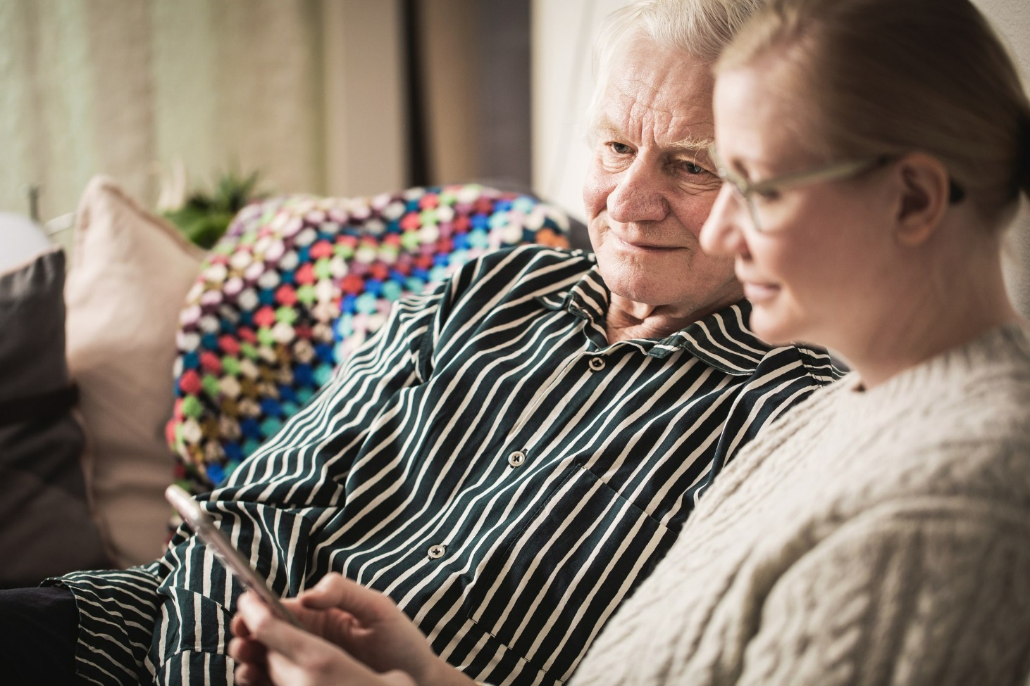 Två personer tittar på telefonen.