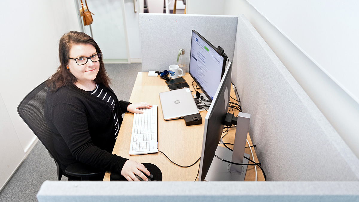 Tiiu Houni arbetar vid datorn.