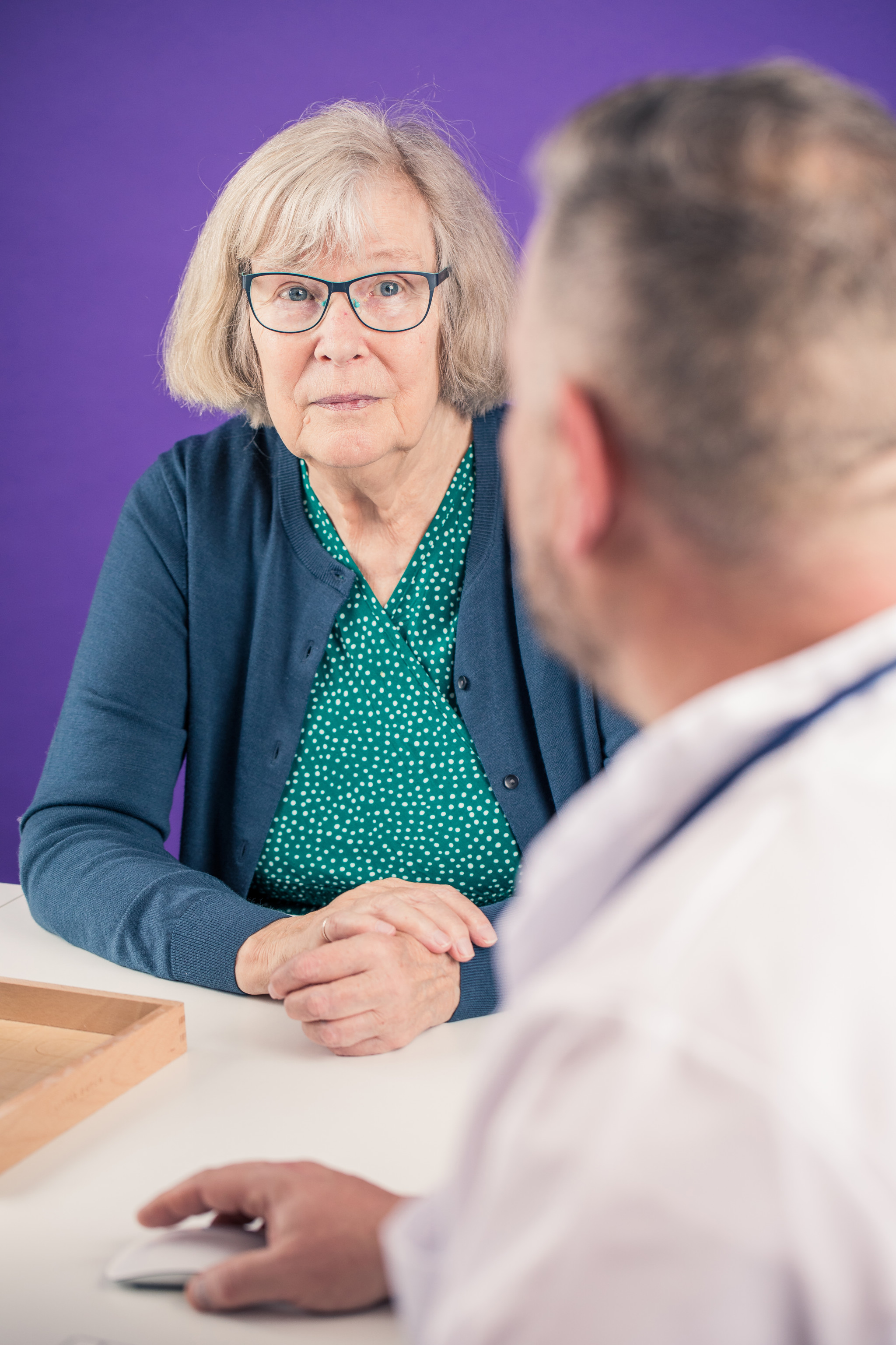 Apotekspersonalen står vid disken med kunden.